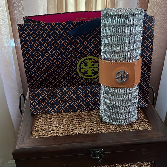 Authentic refurbished Tory Burch purse/clutch - Picture 8 of 8